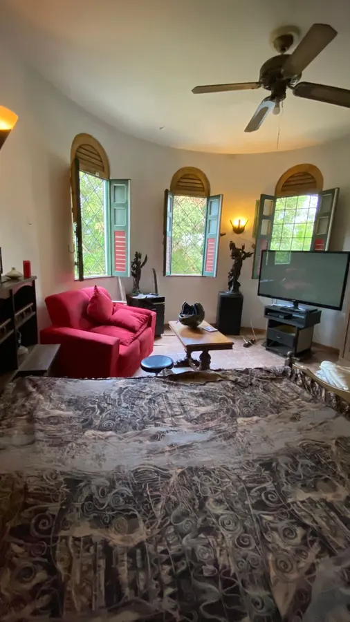 De woonkamer in de ronding van de toren.