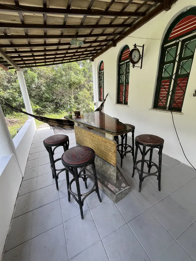 De bar op de veranda.